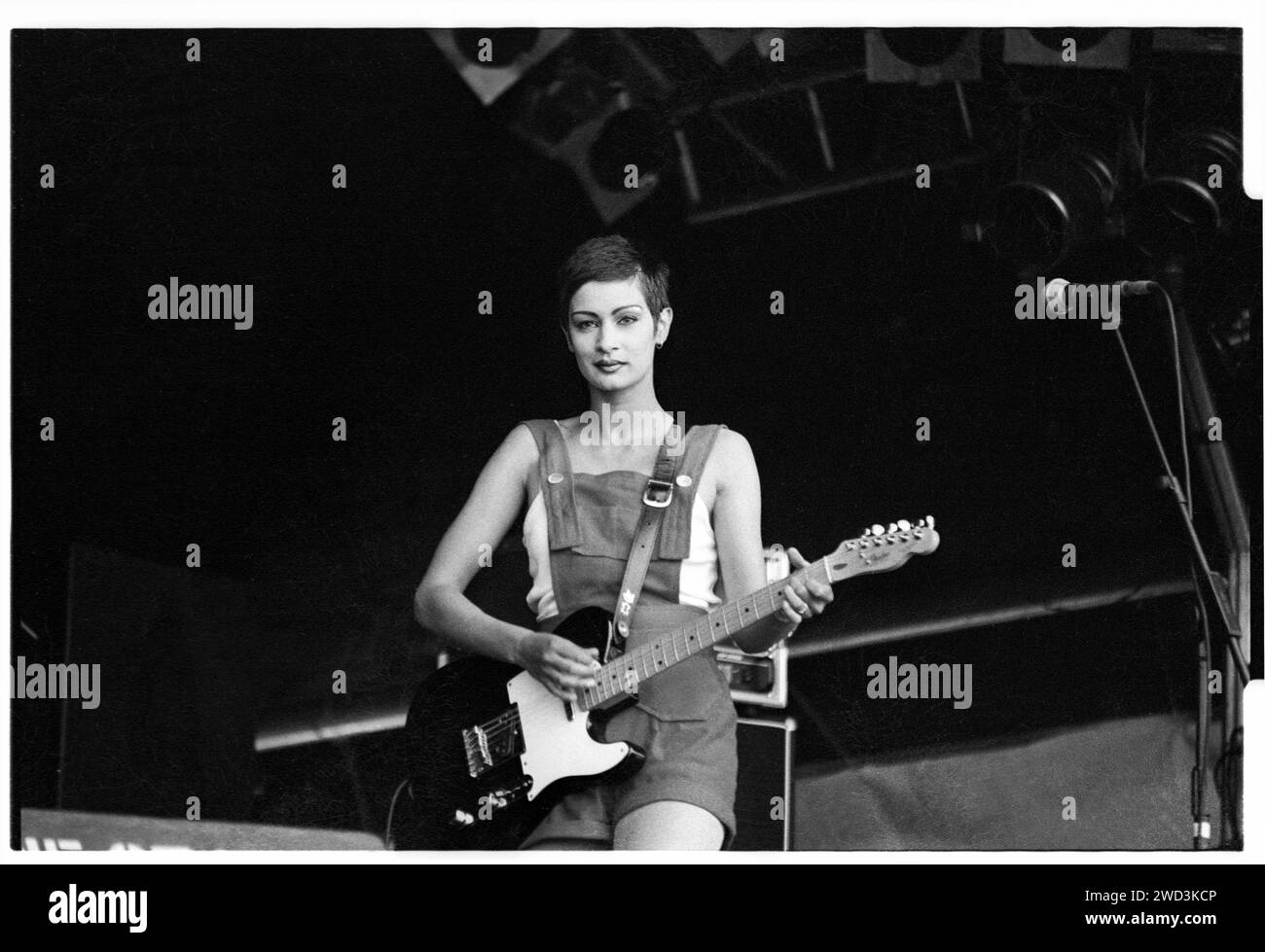 Norma Jean 'NJ' Wilow of Tiny Monroe on the NME Stage at Glastonbury Festival, Pilton, England, on 26 June 1994.  Photo: ROB WATKINS. INFO: Tiny Monroe, a British alternative pop band from the '90s, brought a melodic and dreamy sound. Their single 'VHF 855V' and album 'Beautiful Vibration' captured a distinctive blend of indie and pop influences, contributing to the eclectic music landscape of their era. Stock Photo