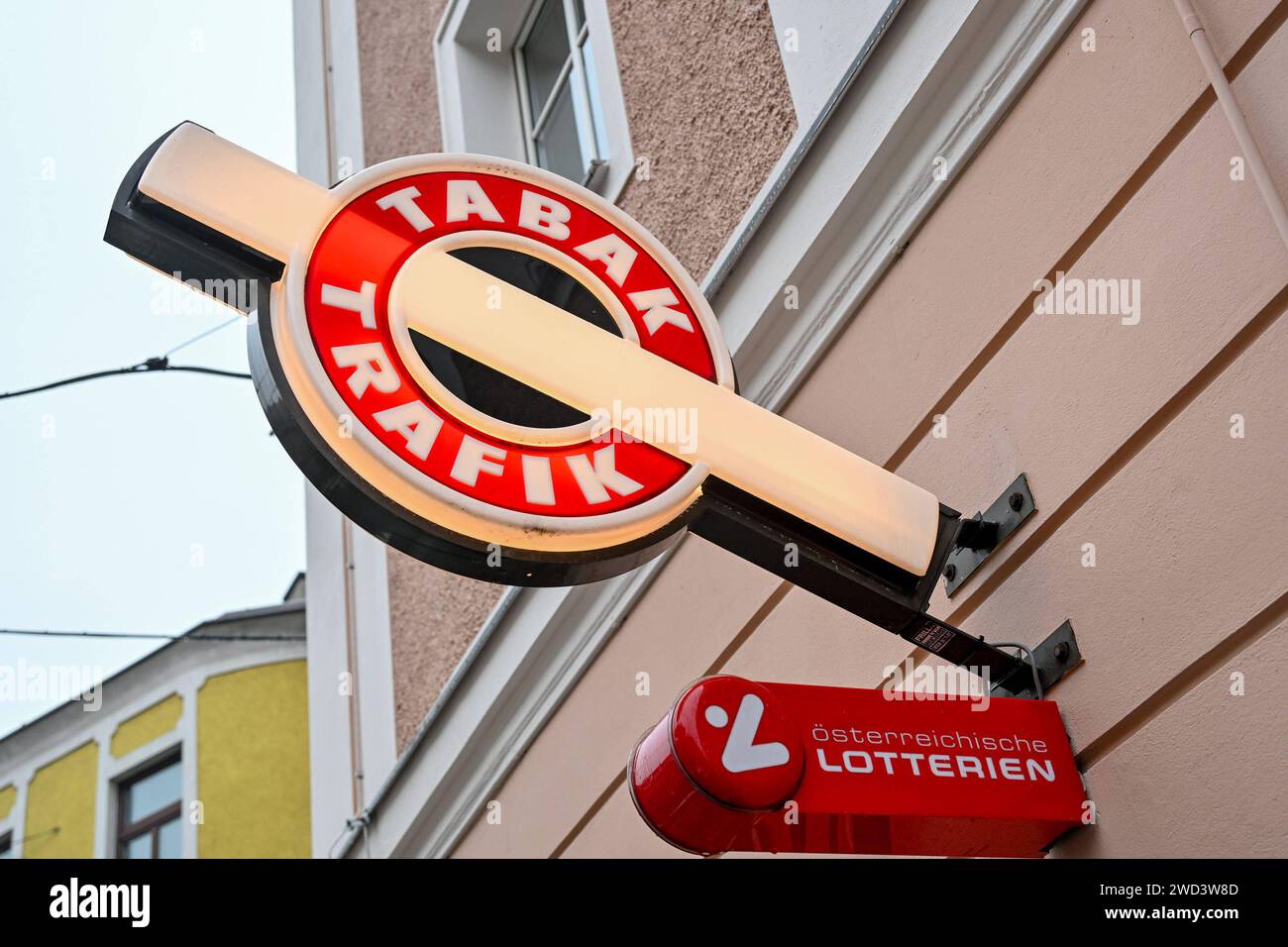 darf man in italien vapen Trafik 18.01.2024, Linz, AUT, Trafik, im Bild Trafik, Tabak, Tabaktrafik,  Schild, Zeichen, Zigaretten, Verkauf, Lotto, Lottoschein, Fahne, Jackpot,  Gewinnspiel, Zahlen, Symbol, Automat, Zigarettenautomat, Hinweisschilder,  Verkaufsstelle, Geschaeft