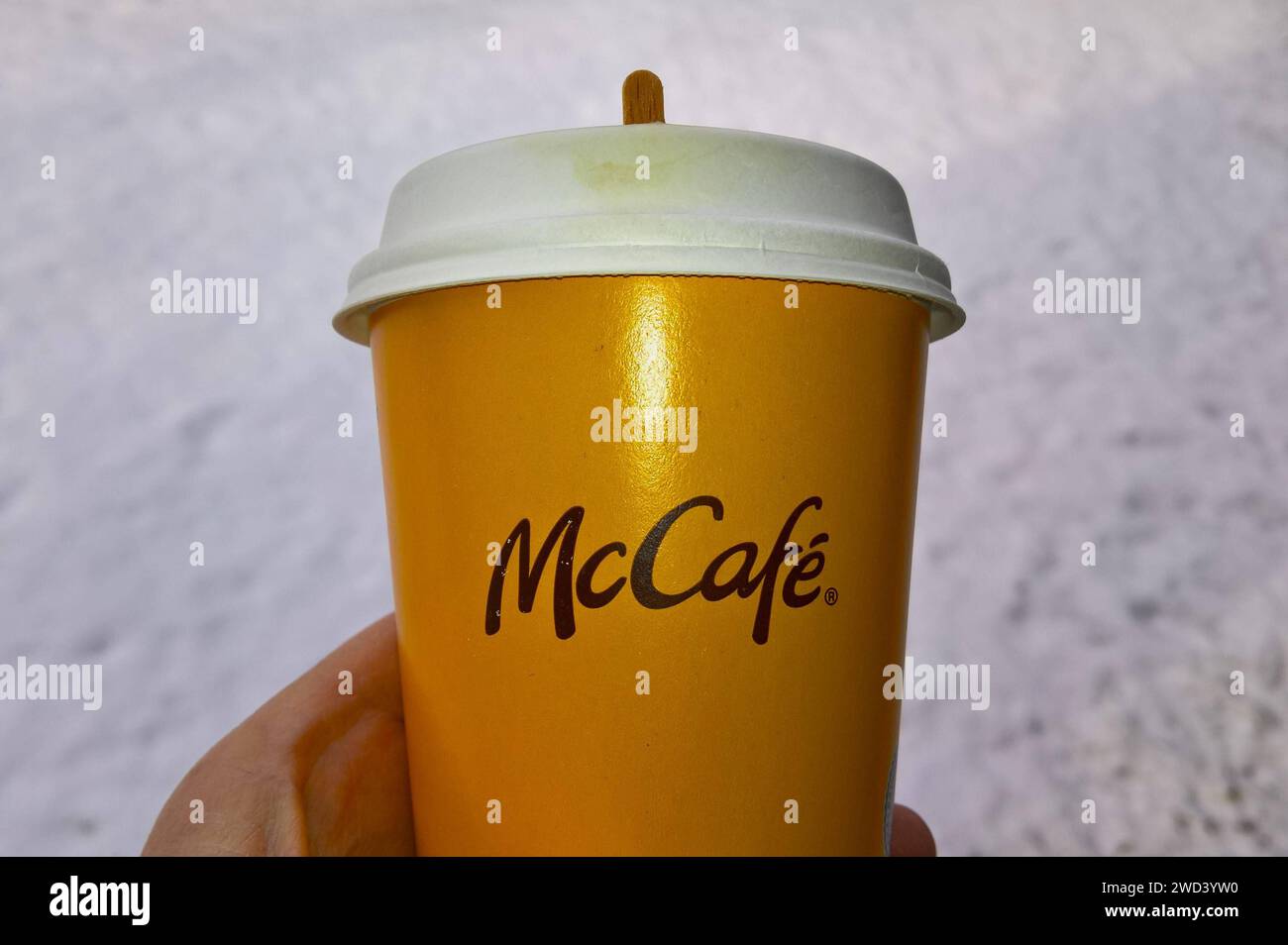 McCafe by McDonalds bzw Mc Donalds. Cappuccino to go im Pappbecher *** McCafe by McDonalds or McDonalds Cappuccino to go in a paper cup Stock Photo