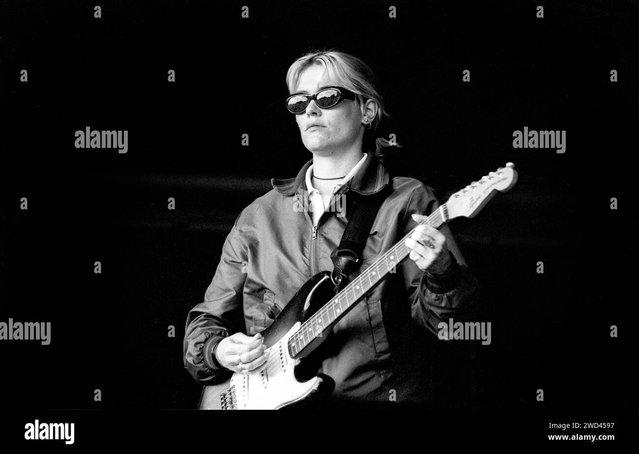 CATATONIA, CARDIFF BIG WEEKEND, 1994: Cerys Matthews of Catatonia playing at Cardiff Big Weekend on 12 August 1994. Photo: Rob Watkins. INFO: Catatonia, a Welsh alternative rock band in the '90s, fronted by Cerys Matthews, gained fame with hits like 'Mulder and Scully' and 'Road Rage.' Their eclectic sound, blending pop, rock, and folk, solidified their place in the Britpop era, showcasing Matthews' distinctive vocals. Stock Photo