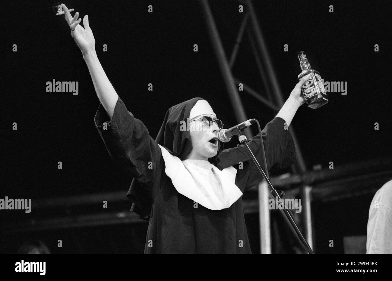 CHUMBAWAMBA, CARDIFF BIG WEEKEND, 1994: Alice Nutter of Chumbawamba playing at Cardiff Big Weekend on 12 August 1994. Photo: Rob Watkins. INFO: Chumbawamba, a British alternative band formed in the '80s, evolved from anarcho-punk to embrace diverse styles. Best known for the hit 'Tubthumping,' their politically charged lyrics and genre-fluid approach made them a distinct and influential force in alternative music. Stock Photo