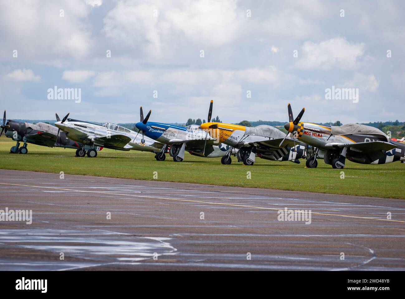 P51 Mustang fighter planes from WW2 USAF sat on an airfield Stock Photo
