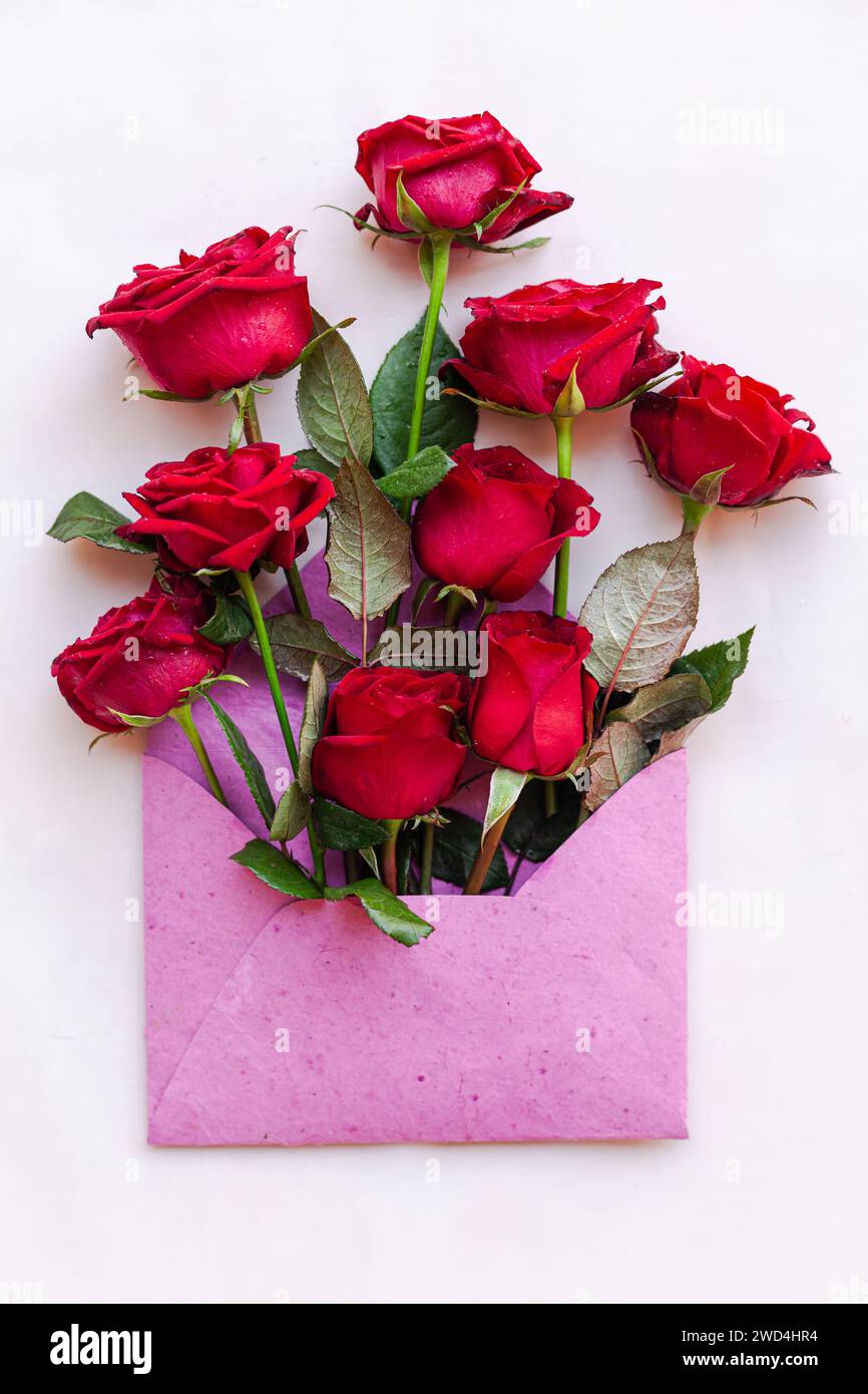 Roses elegantly arranged in an envelope on a table Stock Photo - Alamy