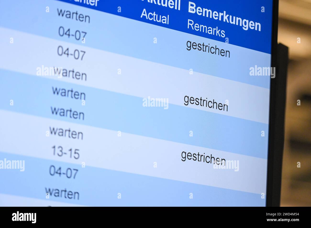 Leipzig - Glatteis Flugverkehr von und nach Leipzig eingeschränkt 17.01.2024 gegen 19 Uhr Schkeuditz, Flughafen Leipzig/Halle Der Flugverkehr von und nach Leipzig ist durch die aktuelle Glätte sowie dem Wintereinbruch teilweise eingeschränkt. Gestrichen wurden bereits am Morgen Flüge nach Frankfurt/Main und München. Weitere Flüge u.a. nach Hurghada, Teneriffa oder Antalya konnten planmäßig starten. Der hauseigene Winterdienst des Flughafens ist seit dem frühen Abend im Dauereinsatz. Auch am Donnerstag rechnet der Flughafen mit weiteren Einschränkungen. Schkeuditz Flughafen Leipzig/Halle Sachse Stock Photo