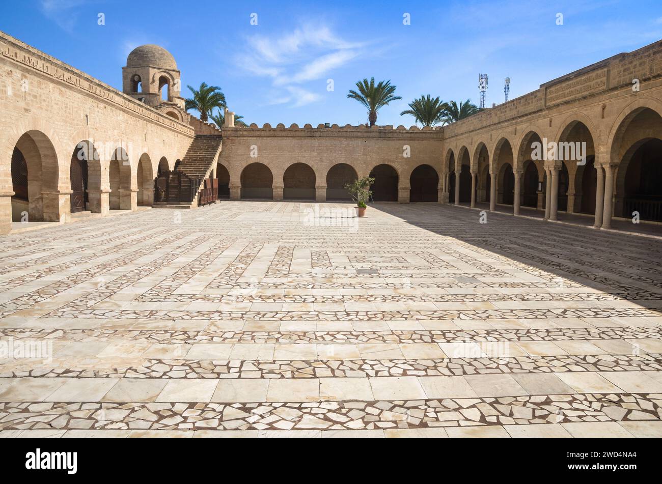 Medieval courtyard hi-res stock photography and images - Alamy