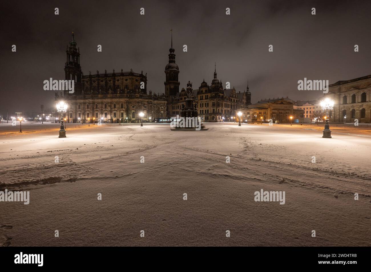 Dresden, Germany. 18th Jan, 2024. The Theaterplatz is covered in snow in the morning with the Hofkirche (l-r), the Hausmannsturm, the equestrian statue of King Johann, the Residenzschloss and the Schinkelwache. Credit: Robert Michael/dpa/Alamy Live News Stock Photo