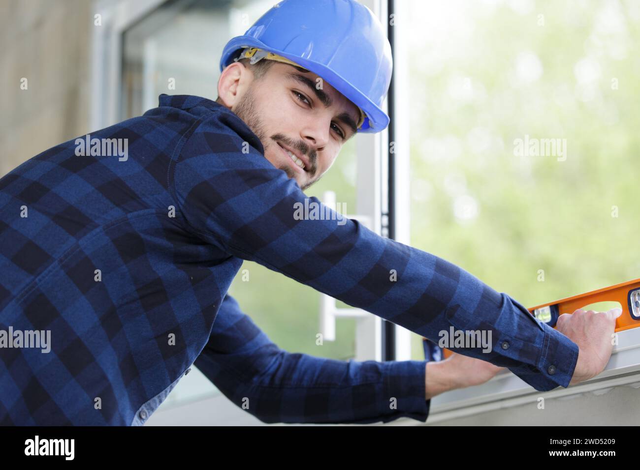 Builder Using Level Builder measuring window using hi-res stock photography and images - Alamy