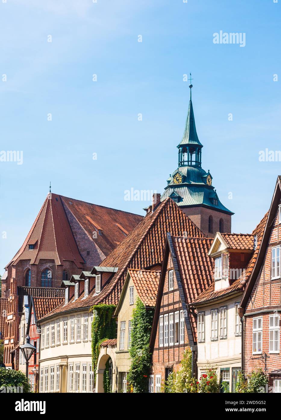 Historic town houses in the street 'Auf dem Meere', in the background the Michaeliskirche, Painter's view of the old town of the Hanseatic city of Stock Photo