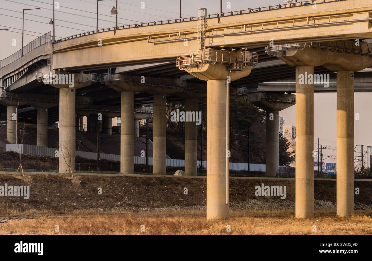 Bridge spanning a river hi-res stock photography and images - Alamy