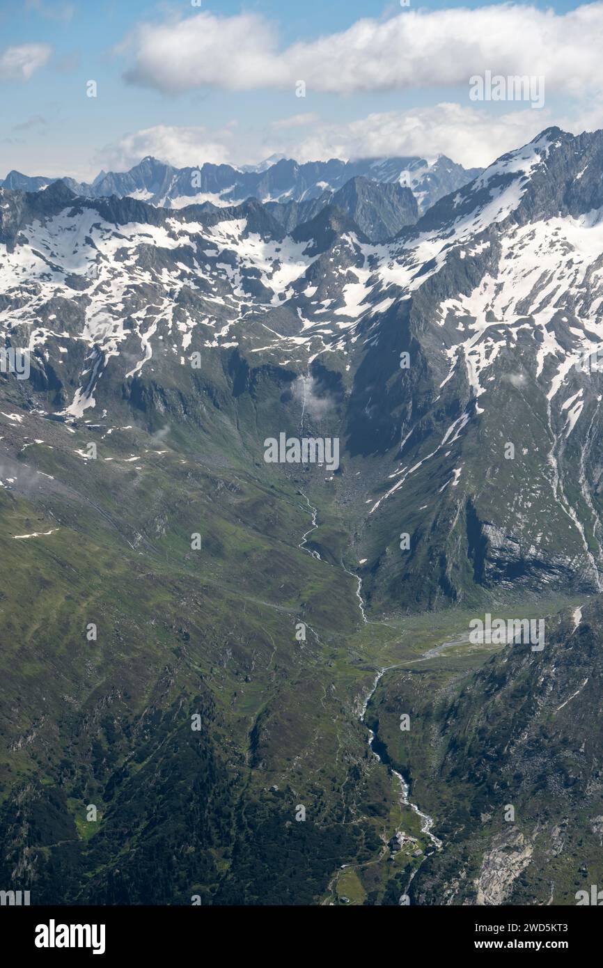 View of mountain peak with snow and mountain hut Berliner Huette with Zemmbach in the valley Zemmgrund, Berliner Hoehenweg, Zillertal Alps, Tyrol Stock Photo