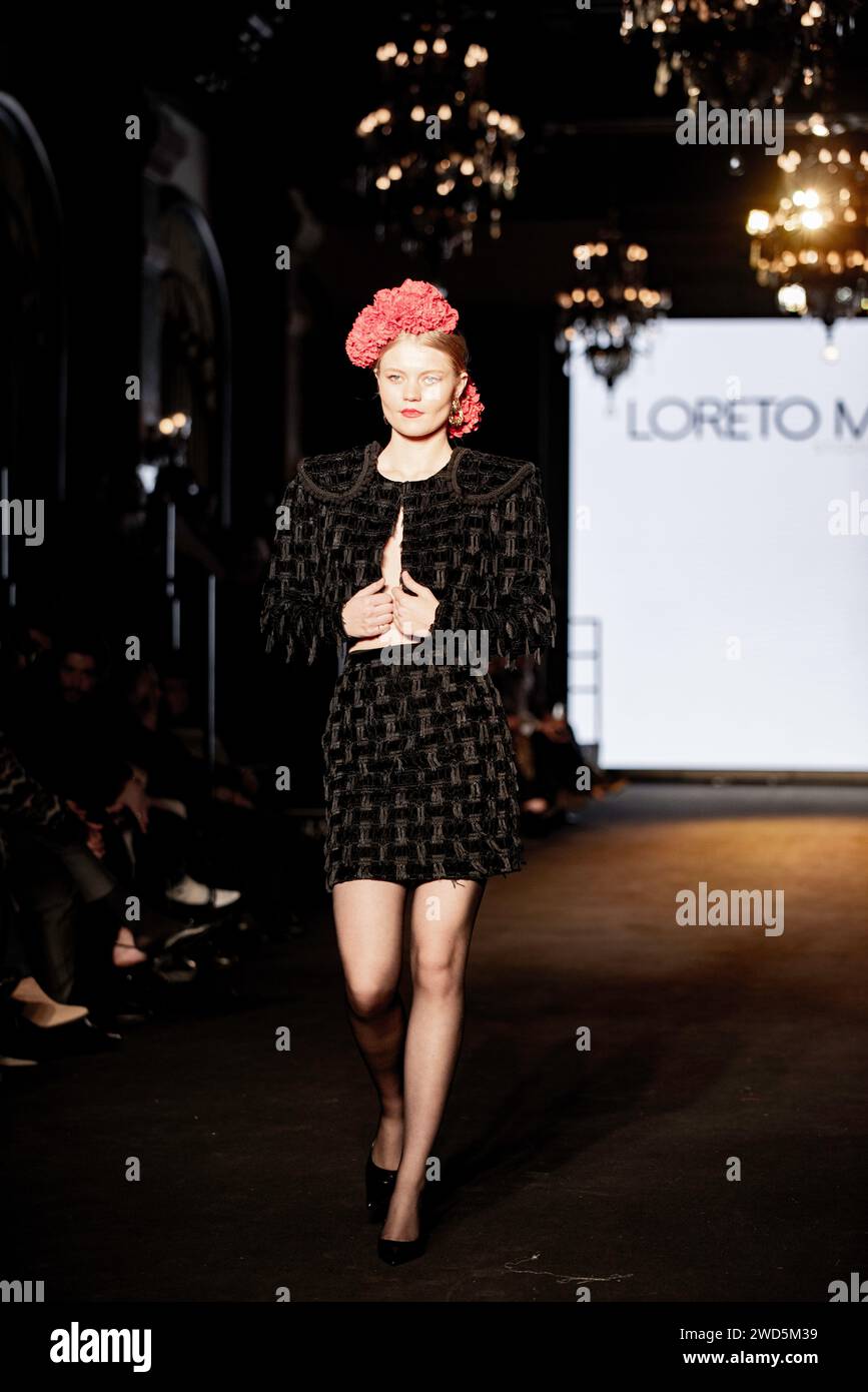 LORETO MARTÍNEZ presentó su colección de trajes de flamenca  en  Sevilla 2024 We Love Flamenco colección LORETO MARTINE Stock Photo