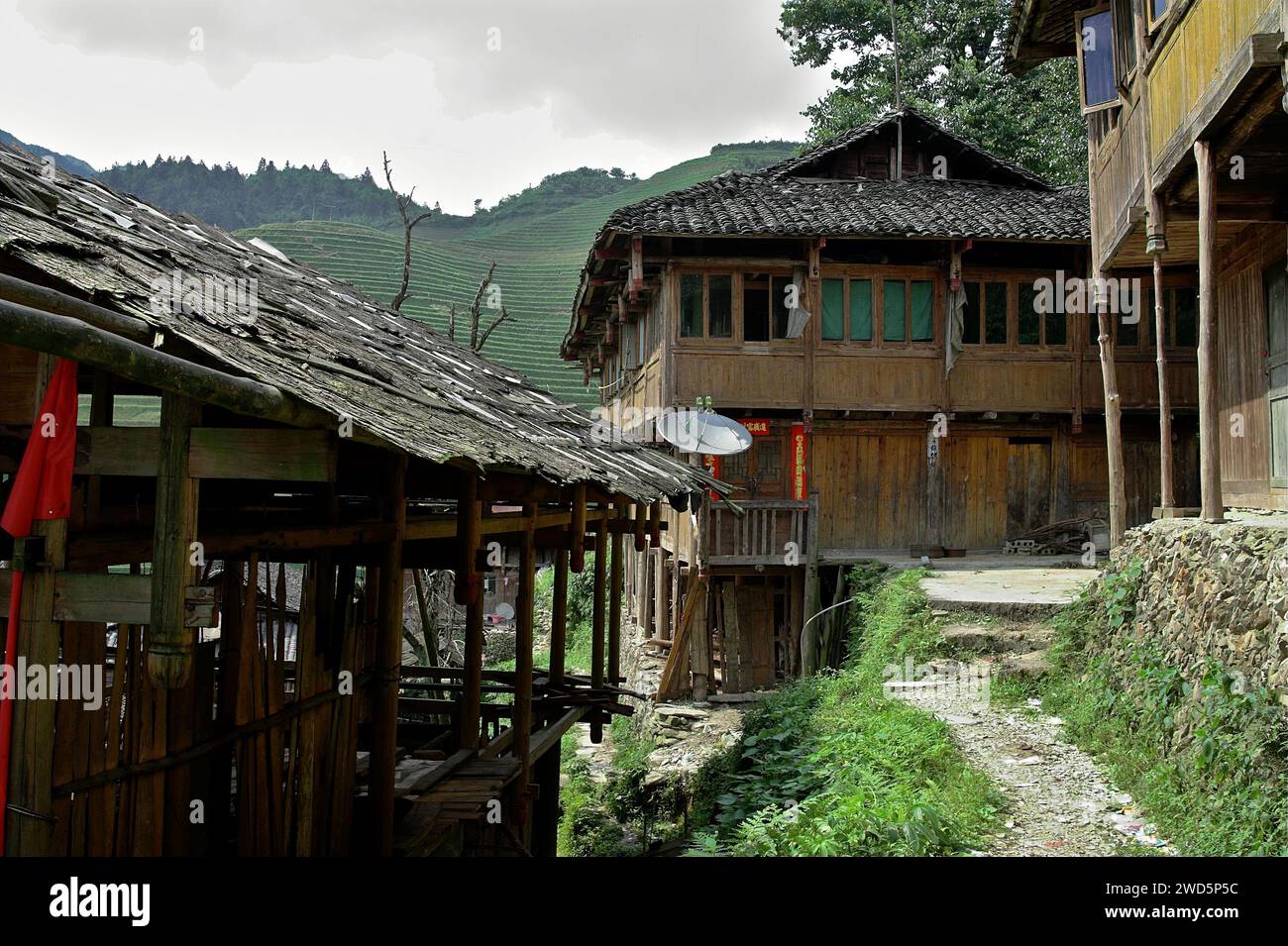 龙胜镇 (龙胜县) 中國 Longsheng, Dazhai Longji Ping'an Zhuang, China; wooden houses in a mountain chinese village; Holzhäuser in einem chinesischen Bergdorf Stock Photo