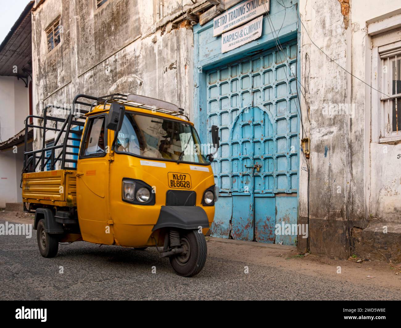 Street scene with yellow auto-rickshaw, Matancherry, Jew Town, Cochin, Kerala, India Stock Photo
