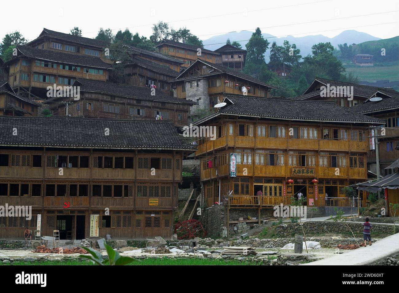 龙胜镇 (龙胜县) 中國 Longsheng, Dazhai Longji Ping'an Zhuang, China; Large wooden buildings in a Chinese village; Große Holzgebäude in einem chinesischen Dorf Stock Photo
