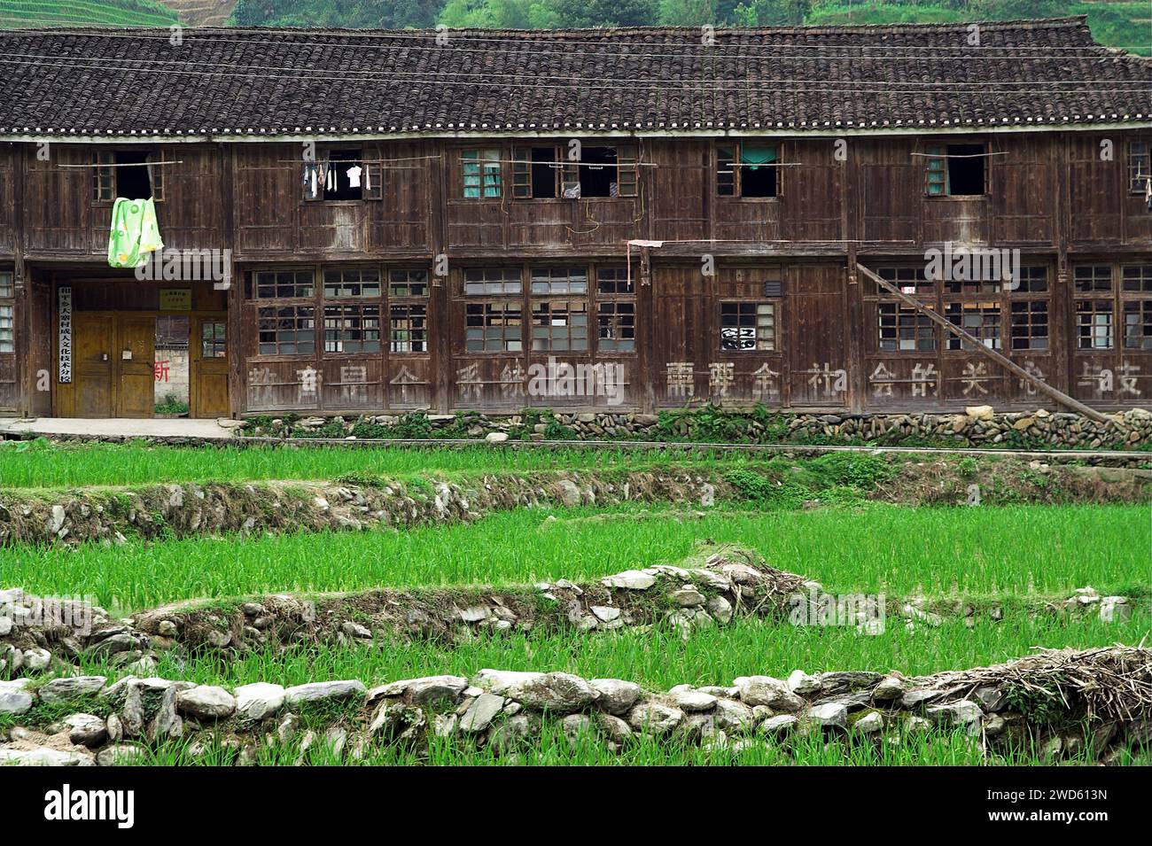 龙胜镇 (龙胜县) 中國 Longsheng, Dazhai Longji Ping'an Zhuang, China; large wooden building in a chinese village; großes Holzgebäude in einem chinesischen Dorf Stock Photo