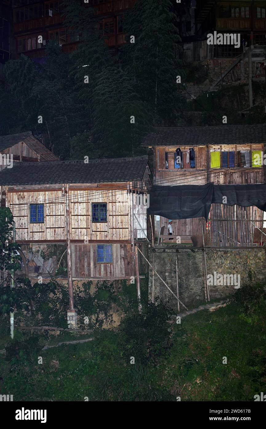 龙胜镇 (龙胜县) 中國 Longsheng Rice Terraces, Longji Ping'an Zhuang, China; chinese village at night; Chinesisches Dorf bei Nacht; pueblo chino en la noche Stock Photo