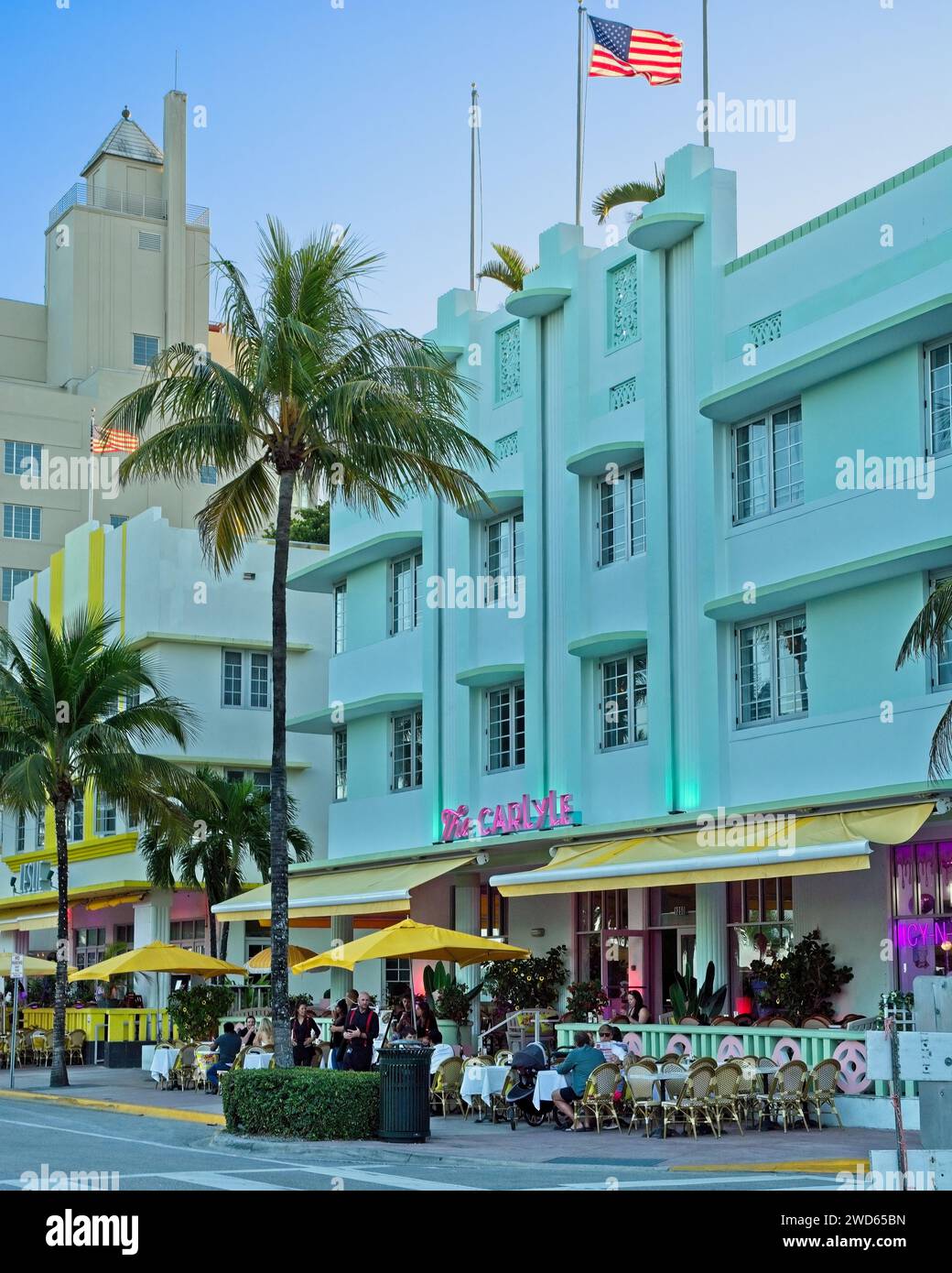 1939 Art Deco style Carlyle hotel on Ocean Drive — Miami Beach, Florida