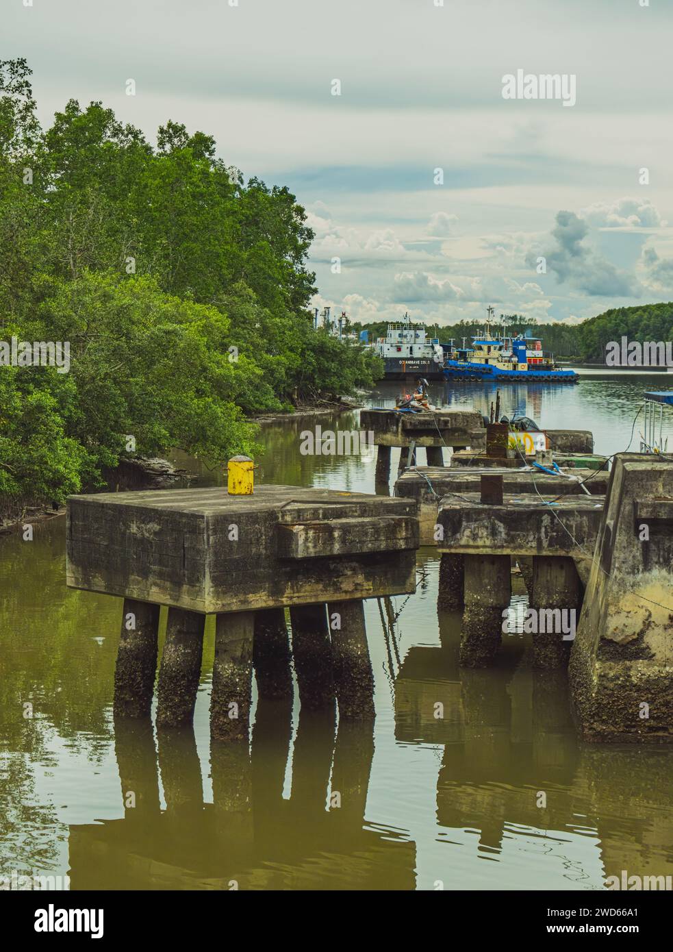 Docking ships hi-res stock photography and images - Alamy