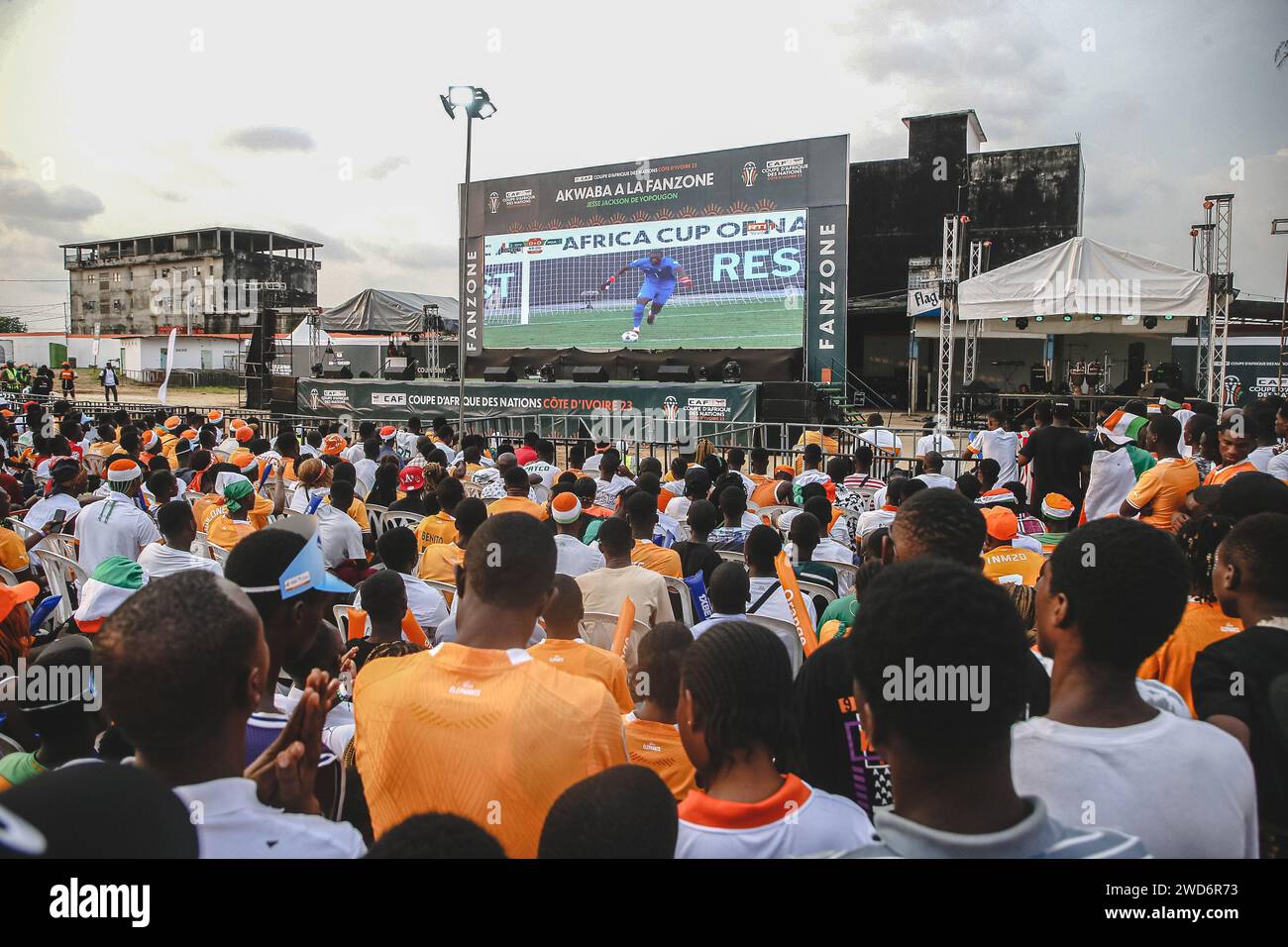 Abidjan, Cote d'Ivoire. 18th Jan, 2024. Fans watch the Africa Cup of Nations (AFCON) football match between Cote d'Ivoire and Nigeria on screen in Abidjan, Cote d'Ivoire, on Jan. 18, 2024. Credit: Yvan Sonh/Xinhua/Alamy Live News Stock Photo