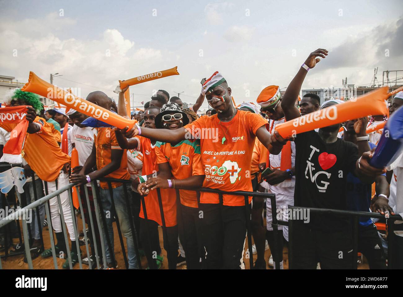 Abidjan, Cote d'Ivoire. 18th Jan, 2024. Fans cheer for the Africa Cup of Nations (AFCON) football match between Cote d'Ivoire and Nigeria at the Yopougon sports complex, Abidjan, Cote d'Ivoire, on Jan. 18, 2024. Credit: Yvan Sonh/Xinhua/Alamy Live News Stock Photo