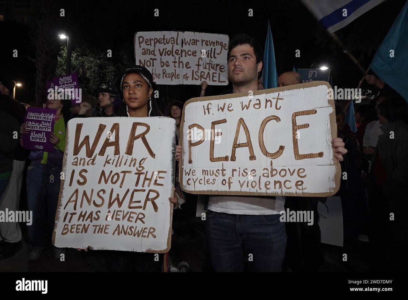 Israeli peace activists hold signs during an anti-war protest calling for a ceasefire and diplomatic solution to the ongoing Israel-Hamas war on January 18, 2024 in Tel Aviv, Israel. Stock Photo