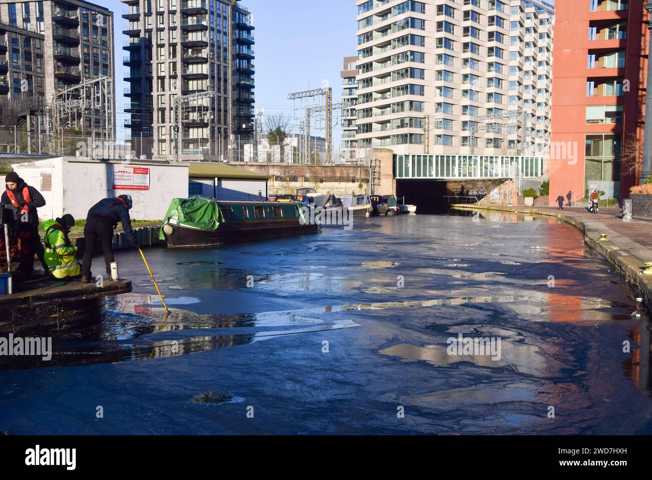 London England UK 19th Jan 2024 Workers On A Barge Break The Ice   London England Uk 19th Jan 2024 Workers On A Barge Break The Ice On A Partially Frozen Regents Canal In Kings Cross As Freezing Temperatures Continue Around The Uk Credit Image Vuk Valciczuma Press Wire Editorial Usage Only! Not For Commercial Usage! 2WD7HXH 