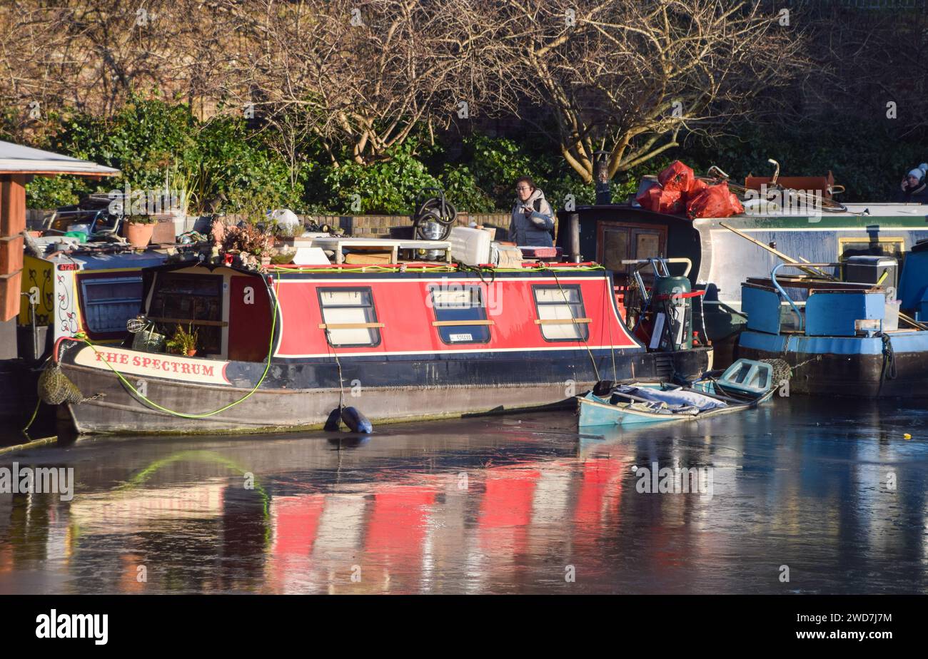 London England UK 19th Jan 2024 Partially Frozen Regent S Canal In   London England Uk 19th Jan 2024 Partially Frozen Regents Canal In Kings Cross As Freezing Temperatures Continue Around The Uk Credit Image Vuk Valciczuma Press Wire Editorial Usage Only! Not For Commercial Usage! 2WD7J7M 