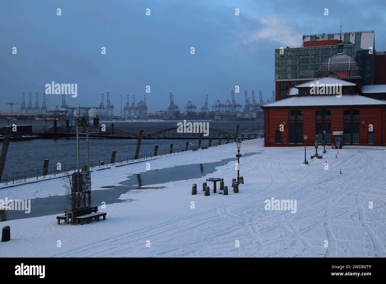 Winterwetter in Hamburg Der mit Schnee, Eis und Wasser bedeckte