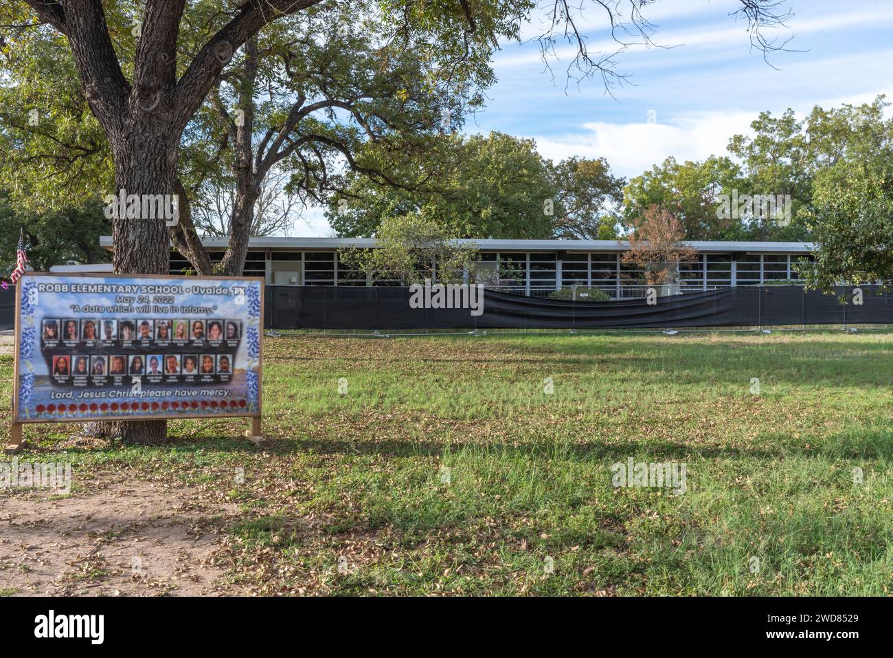 Robb Elementary School fenced in after tragic school shooting, a billboard memorial out front with photos of victims, Uvalde, Texas, USA. Stock Photo