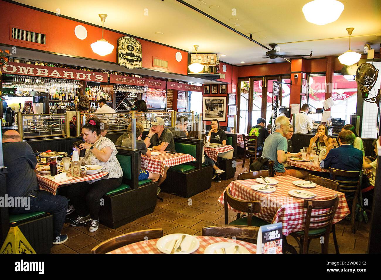 New York City: Lombardi’s Pizza, in Little Italy, Manhattan Stock Photo