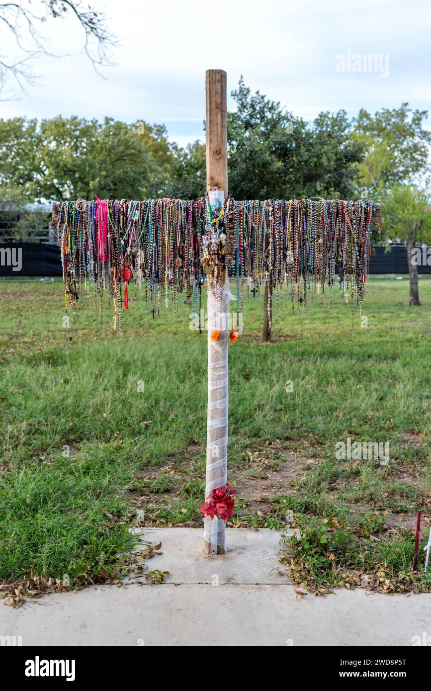 White cross decorated with rosaries, a tribute to students and teachers who died in school shooting at Robb Elementary, Uvalde, Texas, USA. Stock Photo