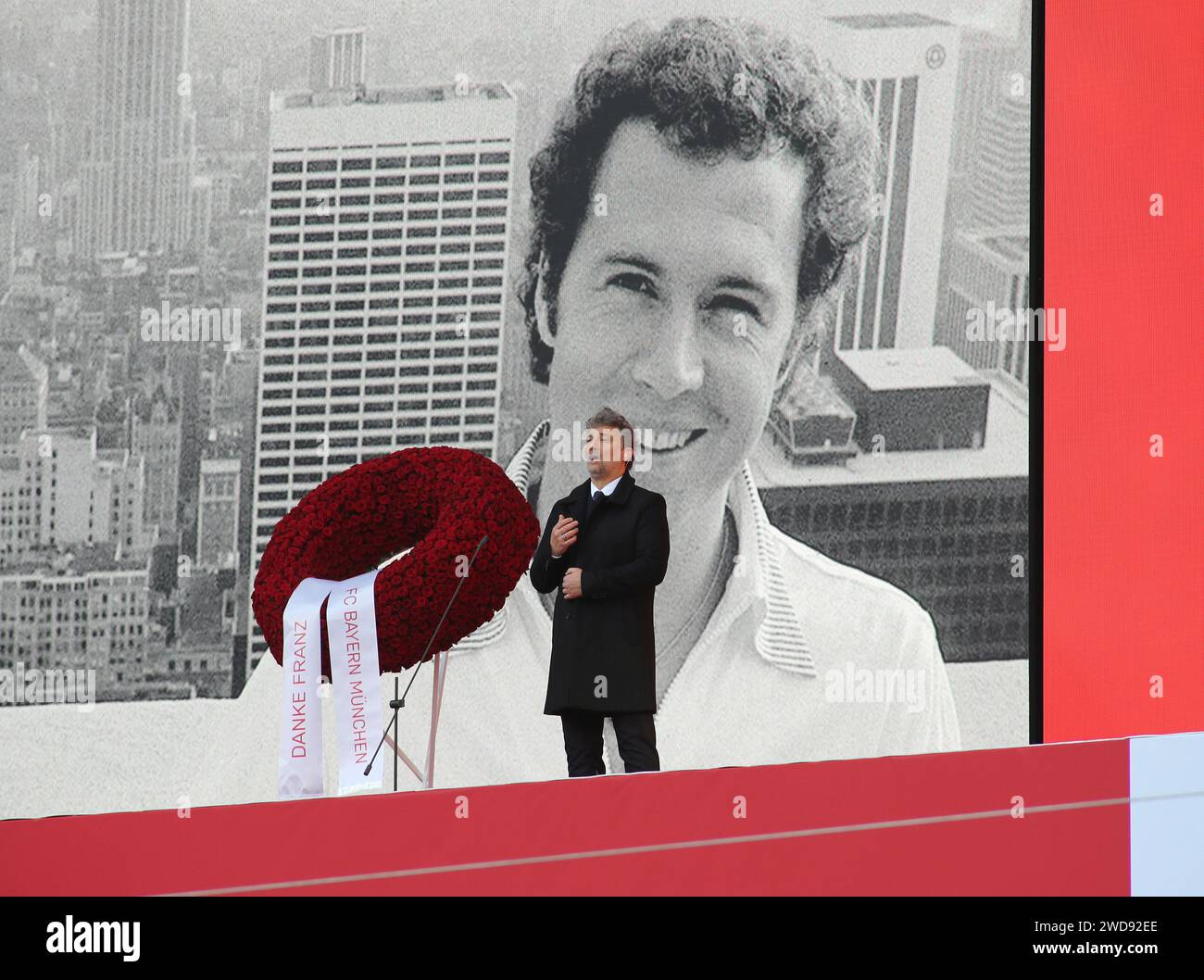 Opernsänger mit einem bild beckenbauer in new york im hintergru hi-res ...