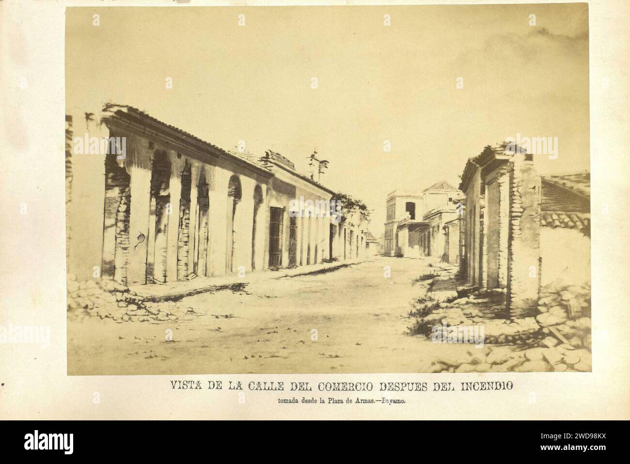 1872, Álbum histórico fotográfico de la Guerra de Cuba desde su principio hasta el Reinado de Amadeo I, Vista de la calle del Comercio después del incendio, tomada desde la plaza de Armas.—Bayamo. Stock Photo