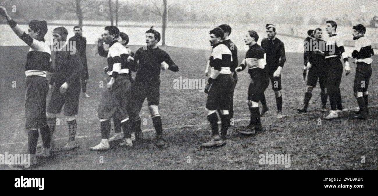 1902 (12 janvier), le Sporting Club Amateurs (maillot barré) bat le Stade Olympien des Étudiants de Toulouse (maillot foncé), au terrain de la piste municipale du bois de Vincennes - 2. Stock Photo