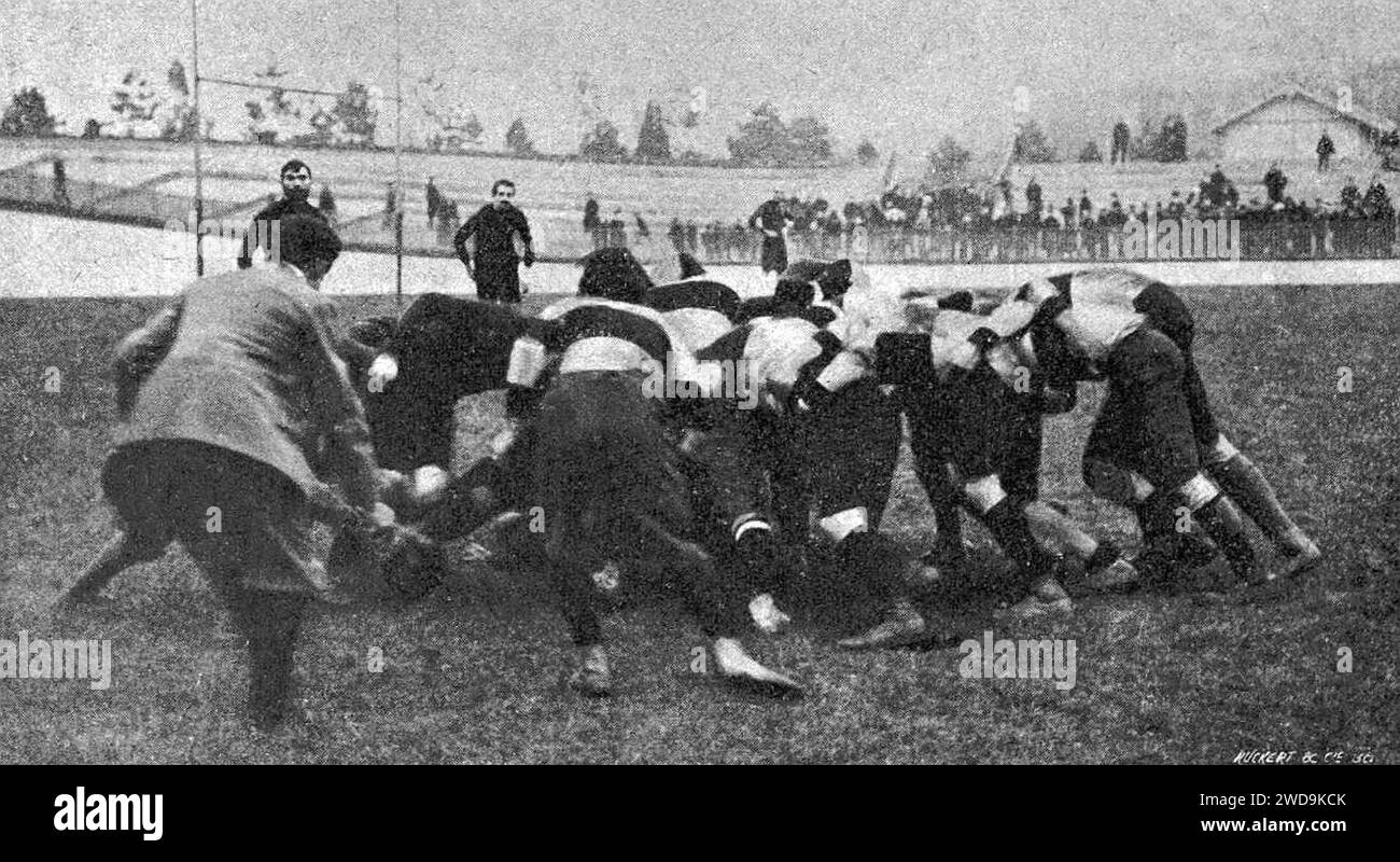 1902 (12 janvier), le Sporting Club Amateurs (maillot barré) bat le Stade Olympien des Étudiants de Toulouse (maillots foncé), au terrain de la piste municipale du bois de Vincennes - 1. Stock Photo