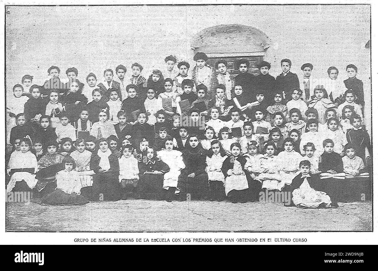 1904-12-09, El Gráfico, Instituciones de enseñanza, Las Escuelas de la Compañía en Córdoba (cropped) Grupo de niñas alumnas de la escuela con los premios que han obtenido en el último curso. Stock Photo