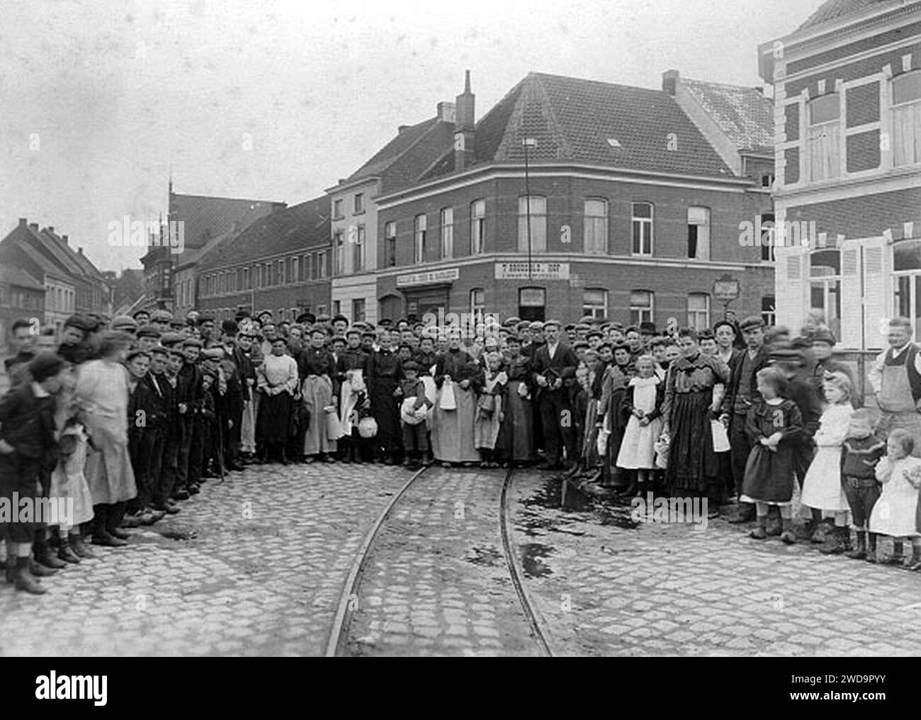 1907 strike at Beernaerts, Wetteren - workers amass in town after receiving soup. Stock Photo
