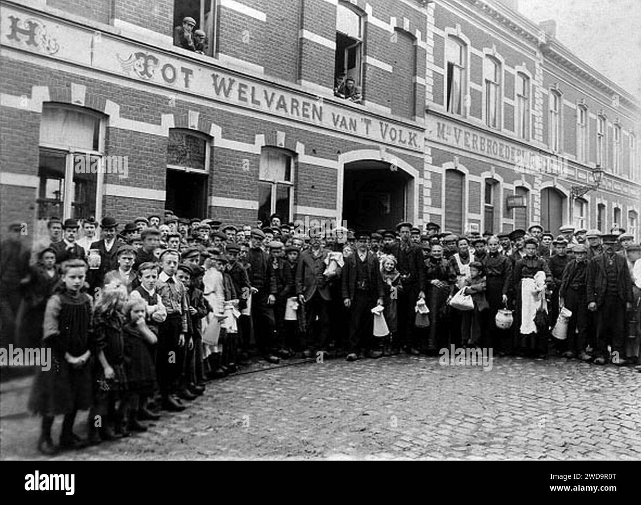 1907 strike at Beernaerts, Wetteren - workers amass in front of soup kitchen. Stock Photo