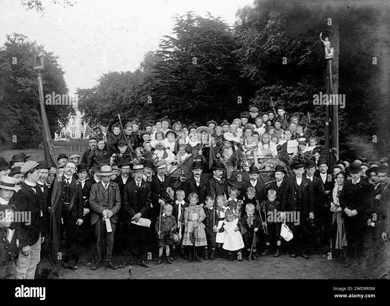 1907 strike at Beernaerts, Wetteren - strikers' children sent to foster parents, in front of the Beernaerts castle. Stock Photo