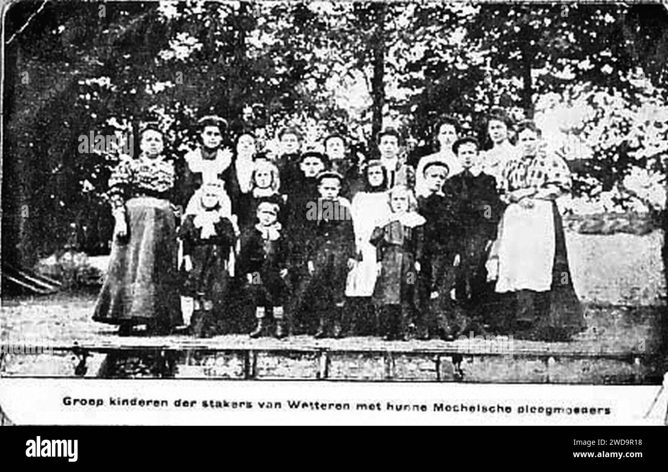 1907 strike at Beernaerts, Wetteren - strikers' children with their foster parents from Mechelen. Stock Photo