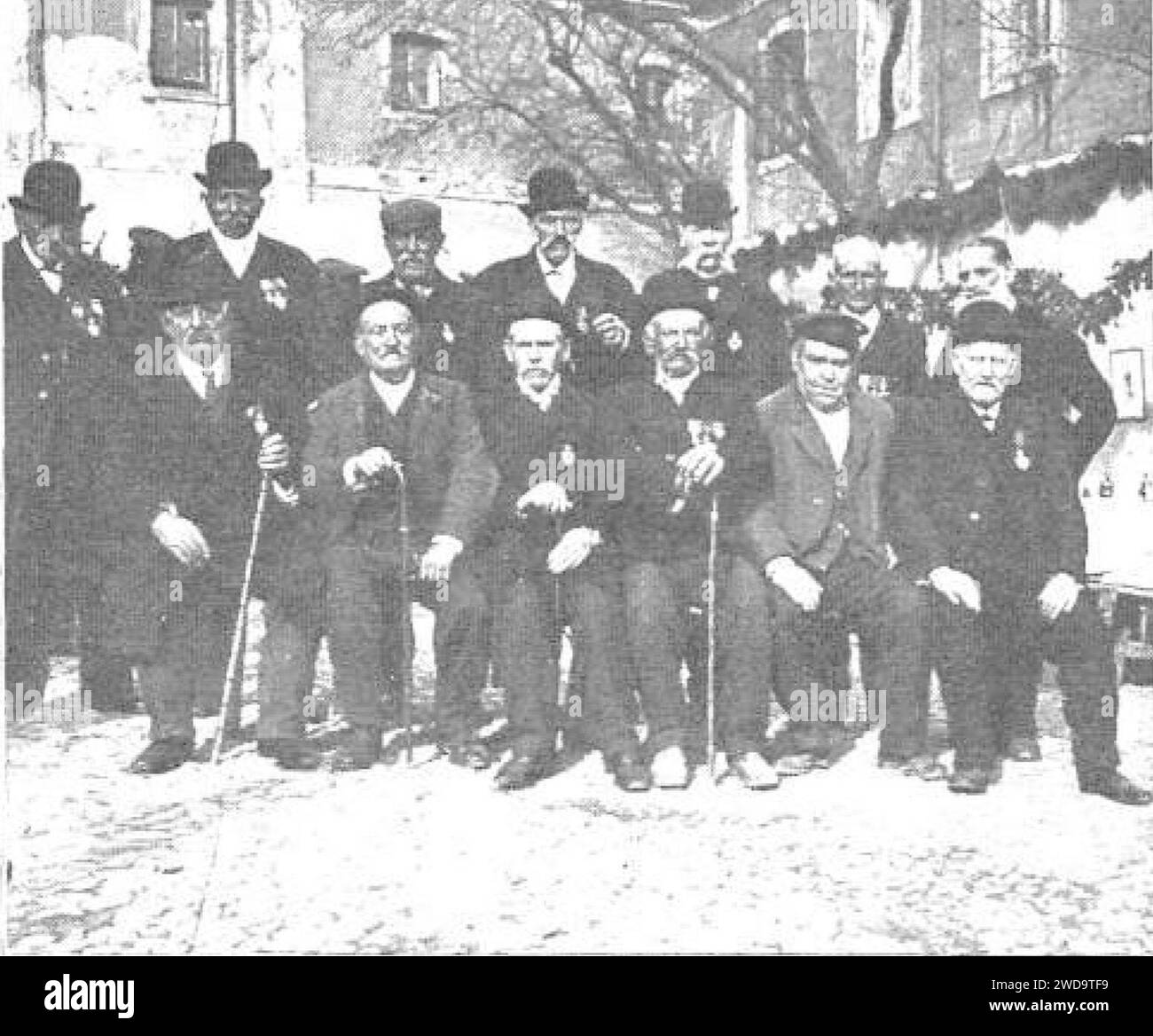 1909-03-31, Actualidades, Madrid, Fiesta en el cuartel de los Docks, Cifuentes (cropped) Grupo de veteranos que sirvieron en el batallón de Wad-Ras. Stock Photo