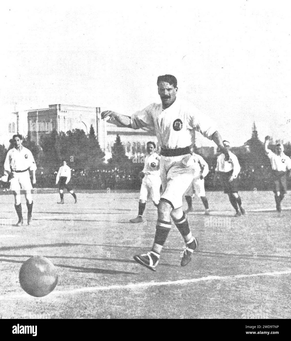 1909-12-15, Actualidades, El deporte de actualidad, Una jugada interesante en un partido de foot-ball, Rivero (cropped). Stock Photo