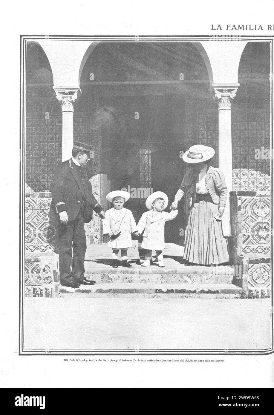 1910-03-10, Actualidades, La familia real en Sevilla, El príncipe de Asturias y el infante Jaime saliendo a los jardines del Alcázar para dar un paseo, Barrera. Stock Photo
