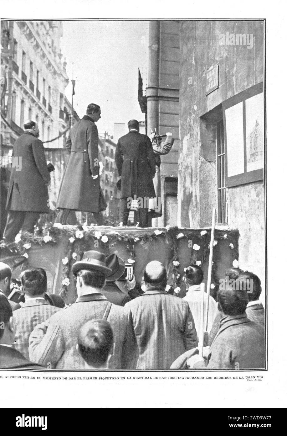 1910-04-07, Actualidades, Alfonso XIII en el momento de dar el primer piquetazo en la rectoral de San José inaugurando los derribos de la Gran Vía, Alba. Stock Photo