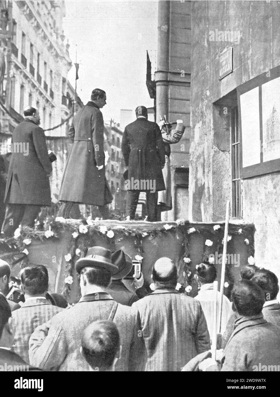 1910-04-07, Actualidades, Alfonso XIII en el momento de dar el primer piquetazo en la rectoral de San José inaugurando los derribos de la Gran Vía, Alba (cropped). Stock Photo