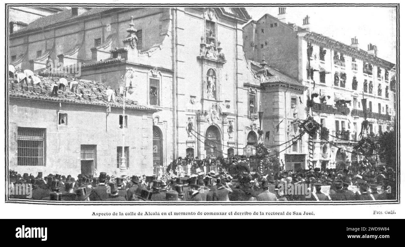 1910-04-07, Actualidades, Aspecto de la calle de Alcalá en el momento de comenzar el derribo de la rectoral de San José, Goñi. Stock Photo