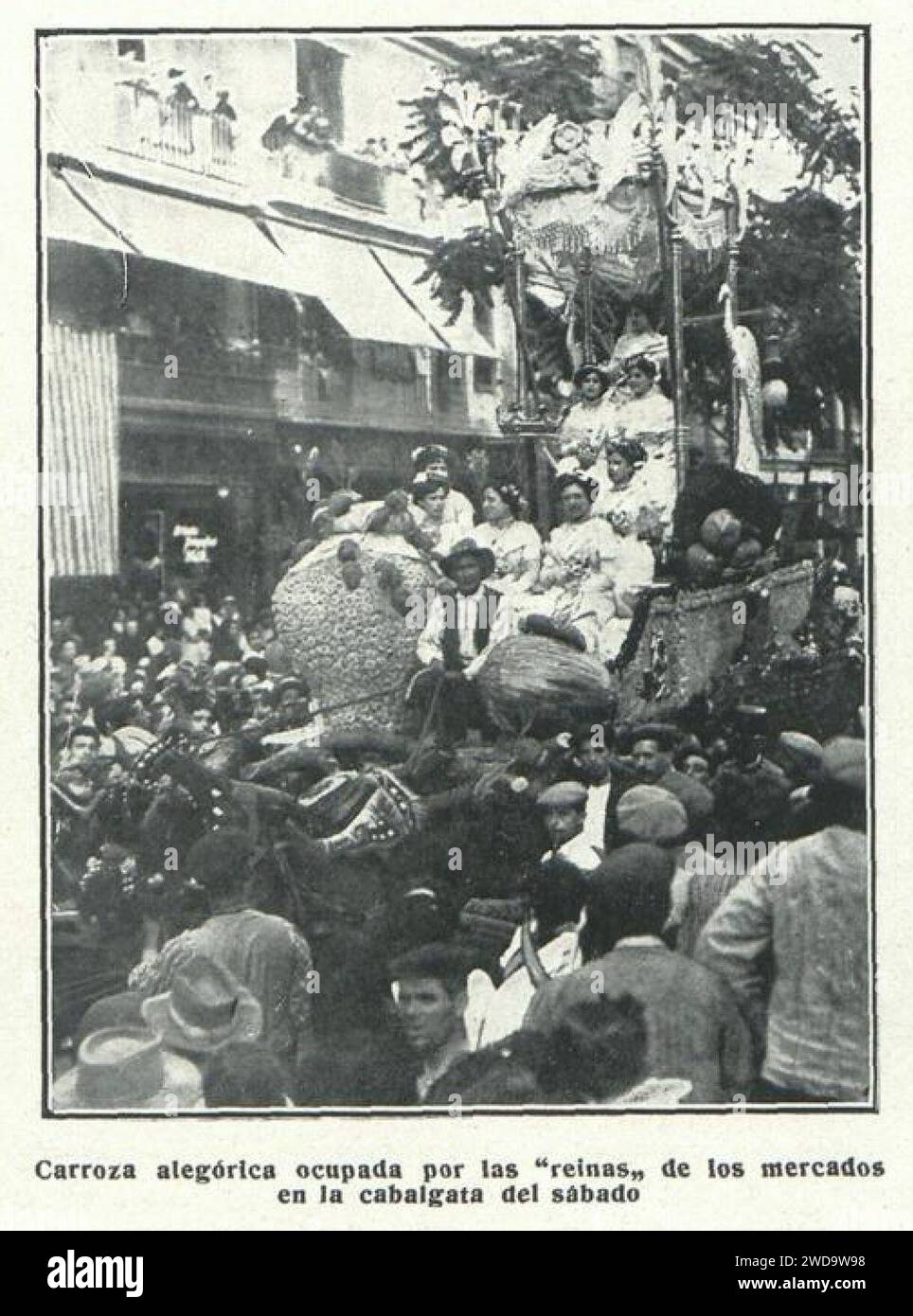 1910-07-30, La Hormiga de Oro, Carroza alegórica ocupada por las ''reinas'' de los mercados en la cabalgata del sábado, Gómez Durán. Stock Photo