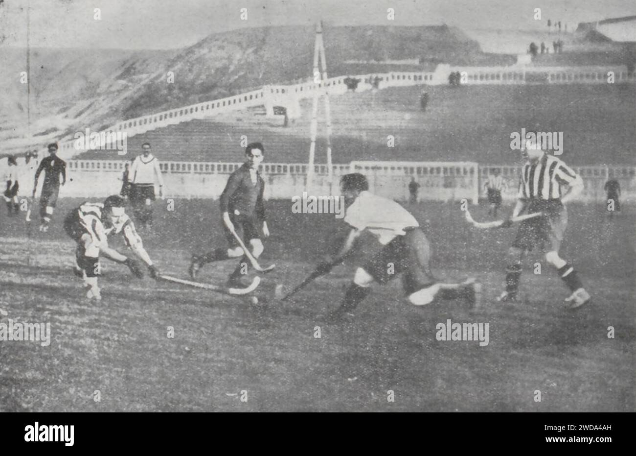 1923-12, La Ilvstración Vniversal, Un momento interesante del partido de hockey jugado en el campo del Stadium entre el Madrid y el Atlhetic Club, Pío (cropped). Stock Photo