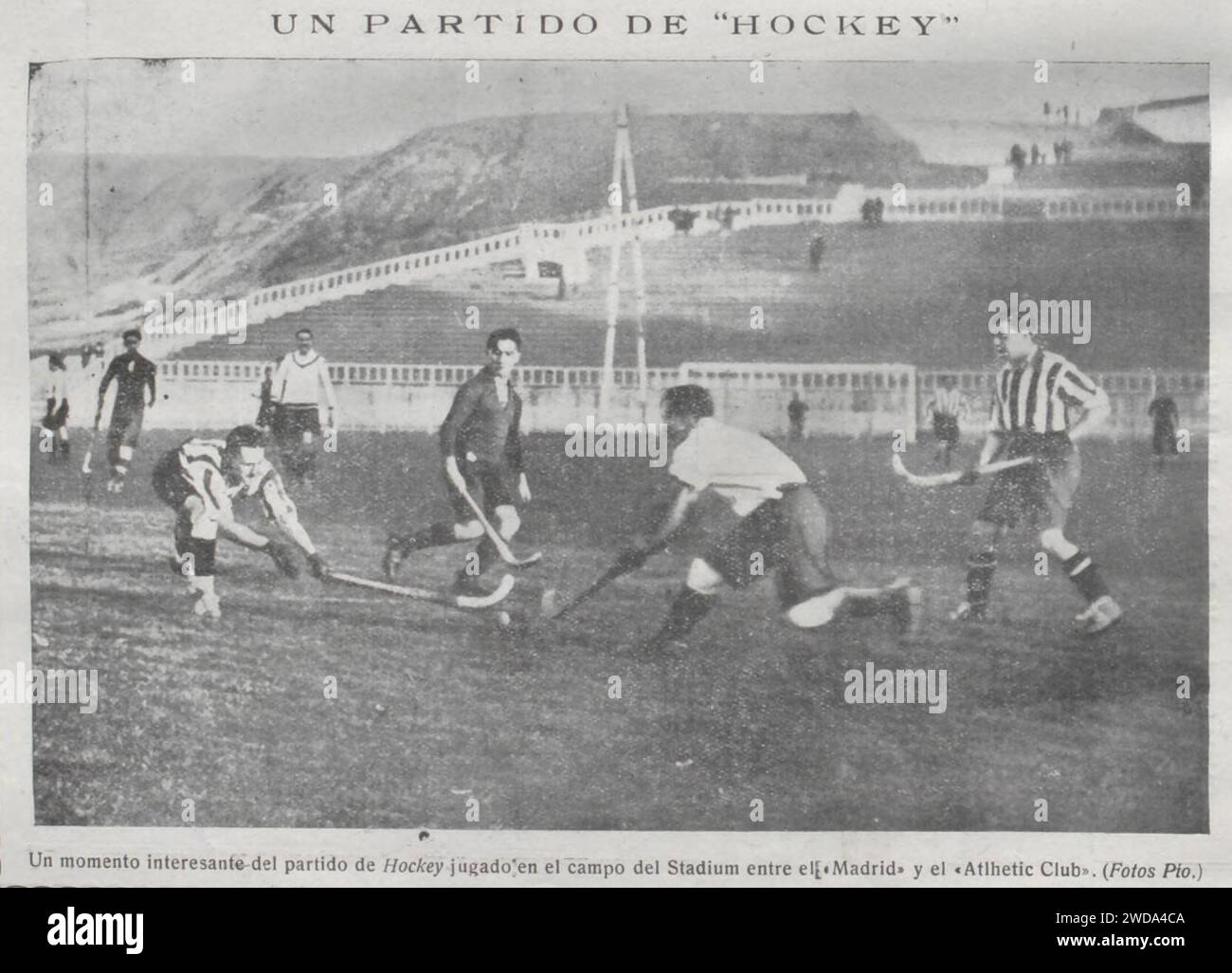 1923-12, La Ilvstración Vniversal, Un momento interesante del partido de hockey jugado en el campo del Stadium entre el Madrid y el Atlhetic Club, Pío. Stock Photo