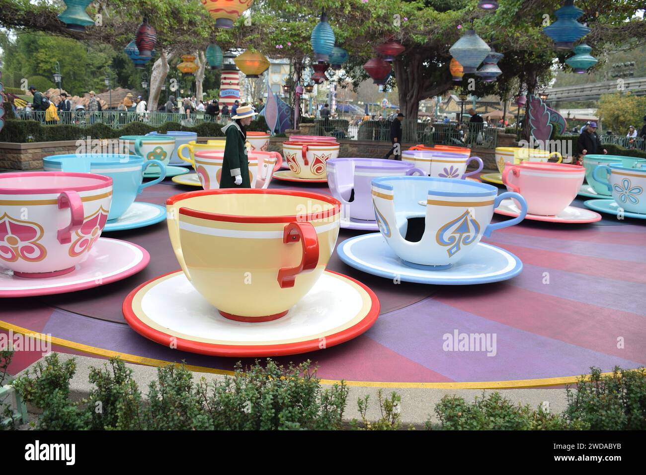 Tea cup ride disneyland amusement hi-res stock photography and images ...